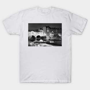 Pulteney Bridge and River Avon in Bath T-Shirt